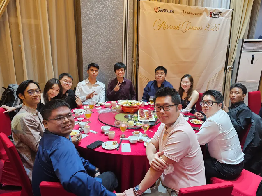 Advisory Apps engineering and marketing team at the annual dinner table
